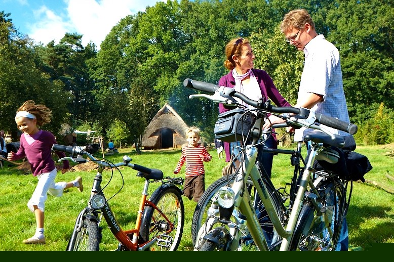 Familie mit Fahrrädern auf dem Bronzezeithof, © Grafschaft Bentheim Tourismus e.V./ Schubert