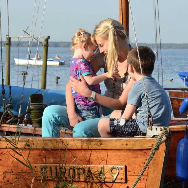 Eine Mutter sitzt mit ihrem Sohn und ihrer Tochter in einem Boot., © Elischeba Wilde