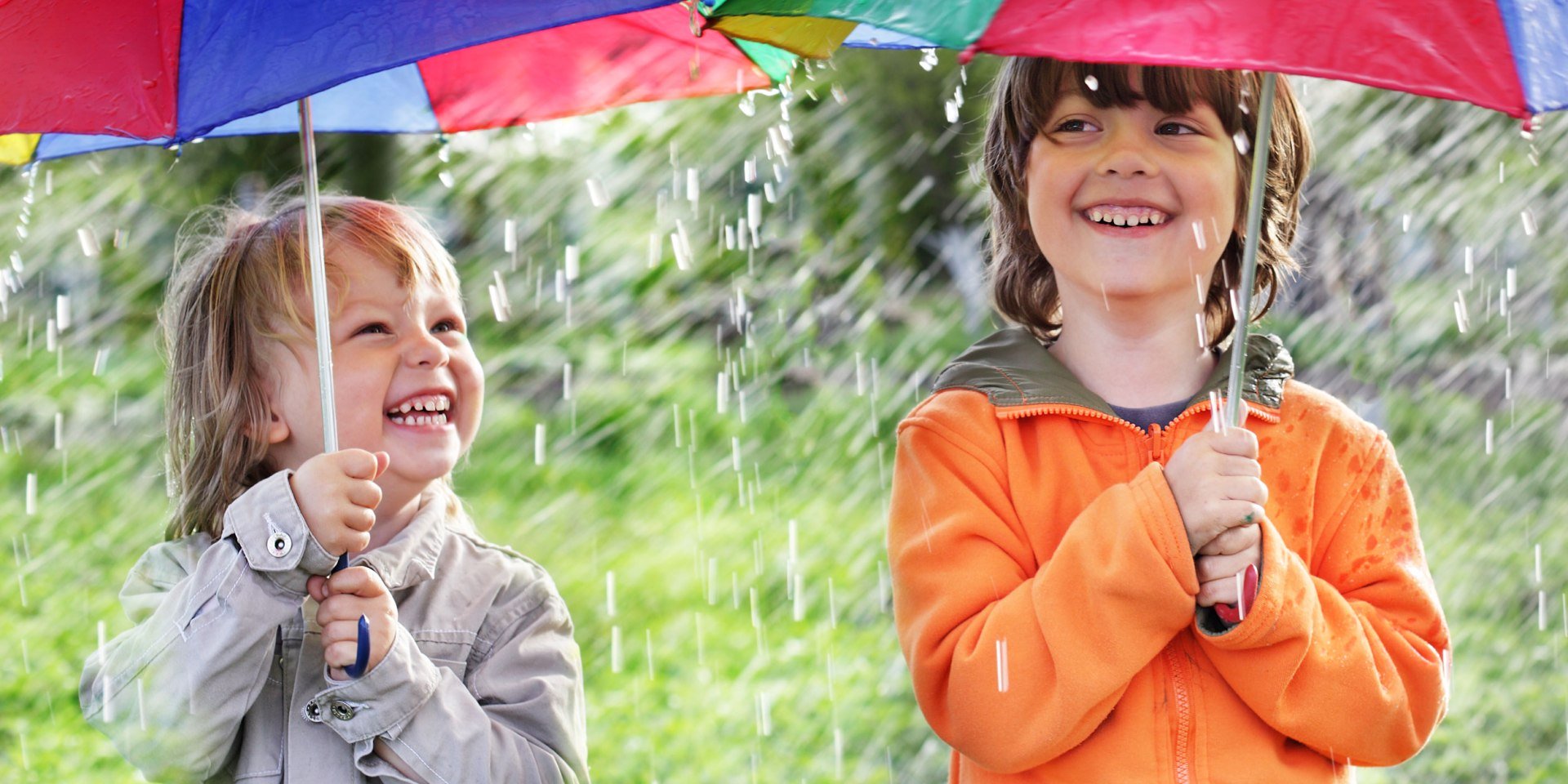 Kinder mit Regenschirmen, © Fotolia / Chepko Danil