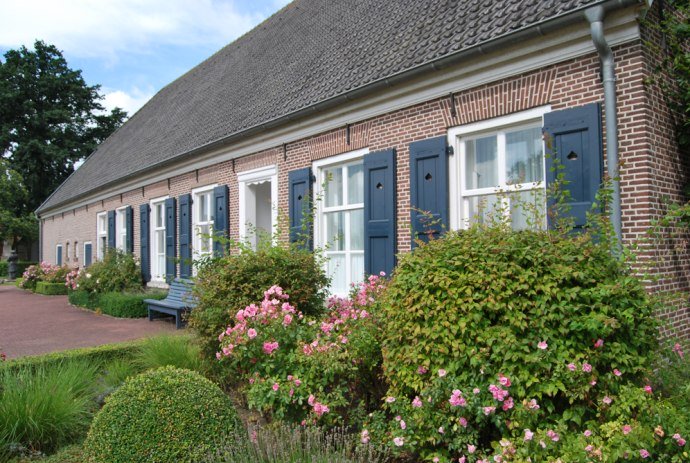 Das Haus Ringerbrüggen in Emlichheim, umgeben von Blumen, © Grafschaft Bentheim Tourismus e.V./ Mitarbeiter Grafschaft Bentheim Tourismus e.V.