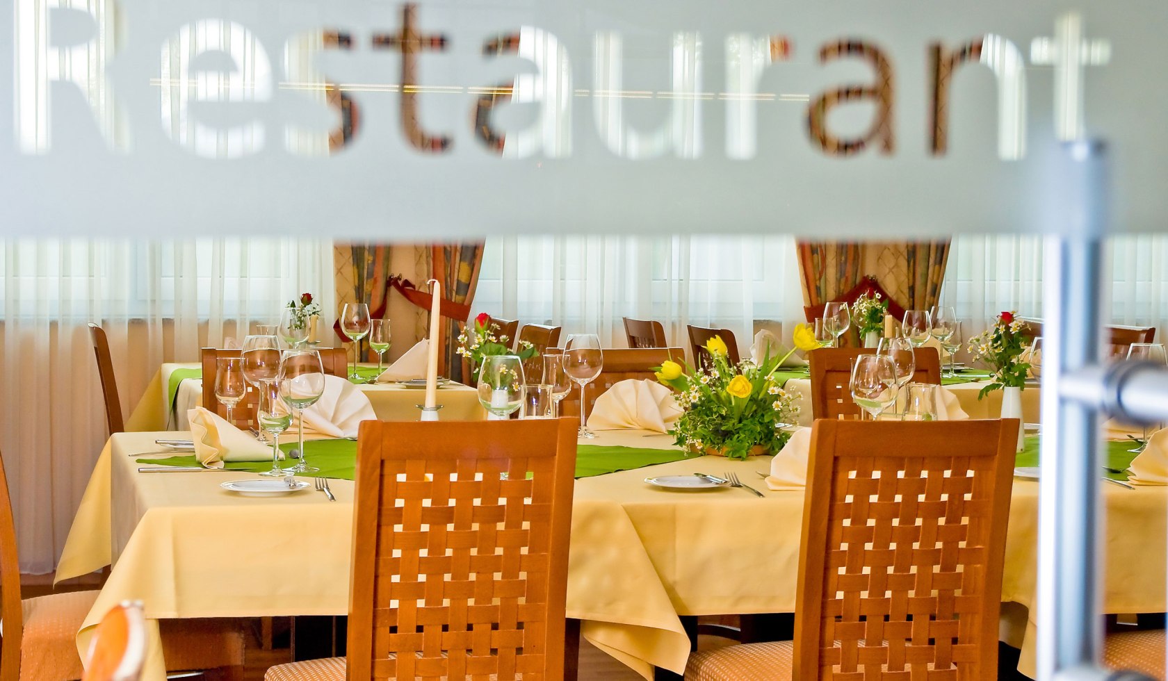 Blick ins Restaurant mit frühlingshafter Dekoration, © laVital Sport- & Wellnesshotel