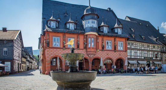 Kaiserworth in Goslar mit dem Marktbrunnen im Vordergrund, © GOSLAR marketing gmbh / Stefan Schiefer