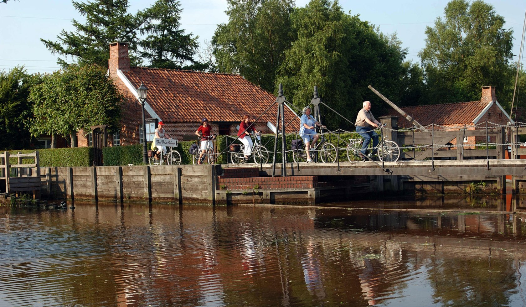 Radfahrer auf einer Brücker vor der Von-Velen-Anlage. Diese benannt nach dem Gründer der Stadt, Dietrich von Velen., © Emsland Touristik GmbH