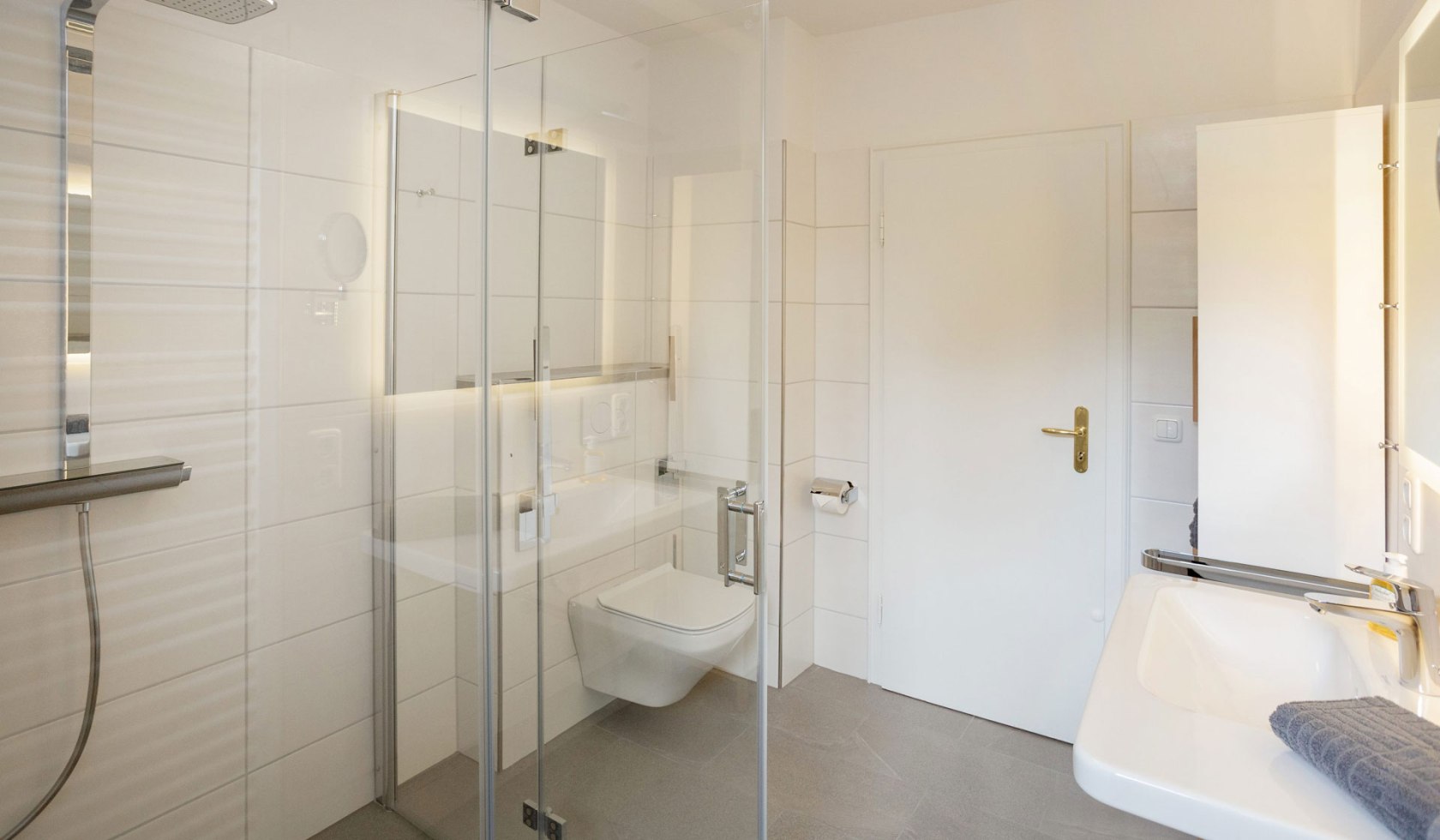 Sehr modernes Badezimmer mit Regendusche., © Claudia Drewes / Christina Opeldus