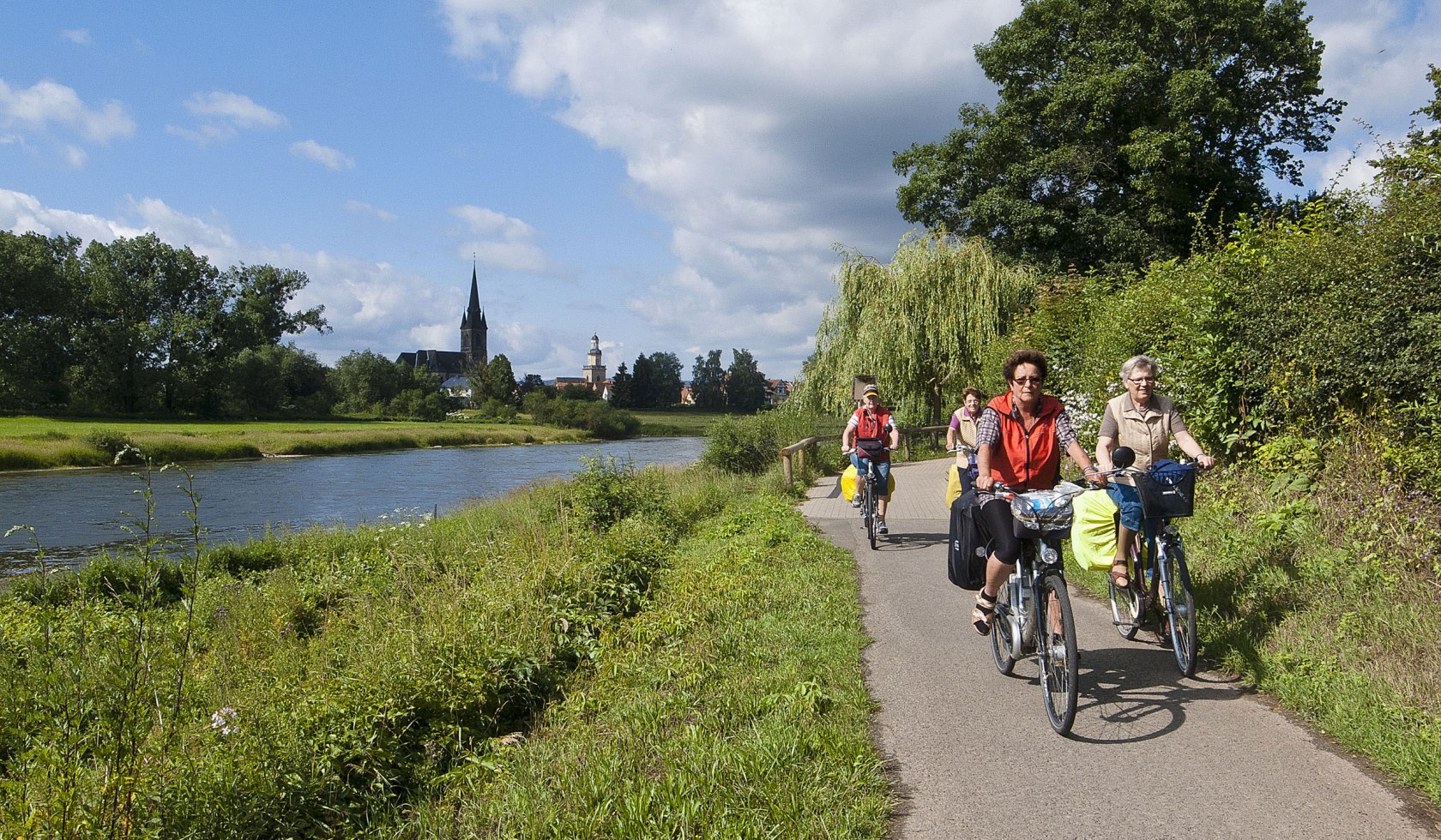 Radfahrer am Weser-Radweg bei Rinteln, © Touristikzentrum Westliches Weserbergland / Kurt Gilde