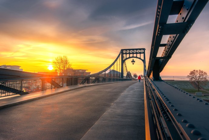 Brücke in Wilhelmshaven bei Sonnenuntergang, © Wilhelmshaven Touristik &amp; Freizeit GmbH / Rainer Ganske