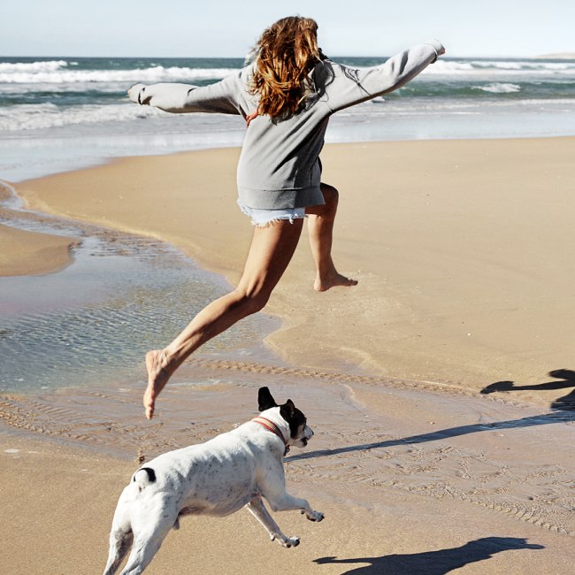 Frau mit Hund am Strand Kampagne 2020