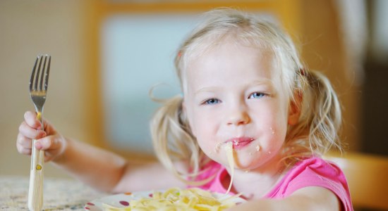 Mädchen isst Spaghetti, © © Fotolia-MN Studio