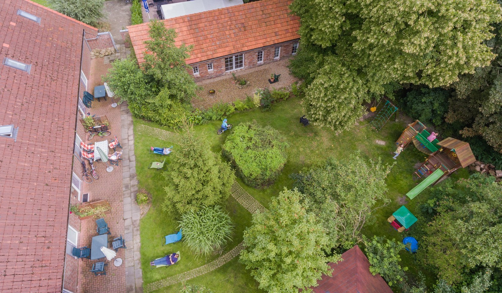 Luftbild über den Gästegarten des Ferienhofes, © Thorsten Füllmann / Jakob Prößdorf