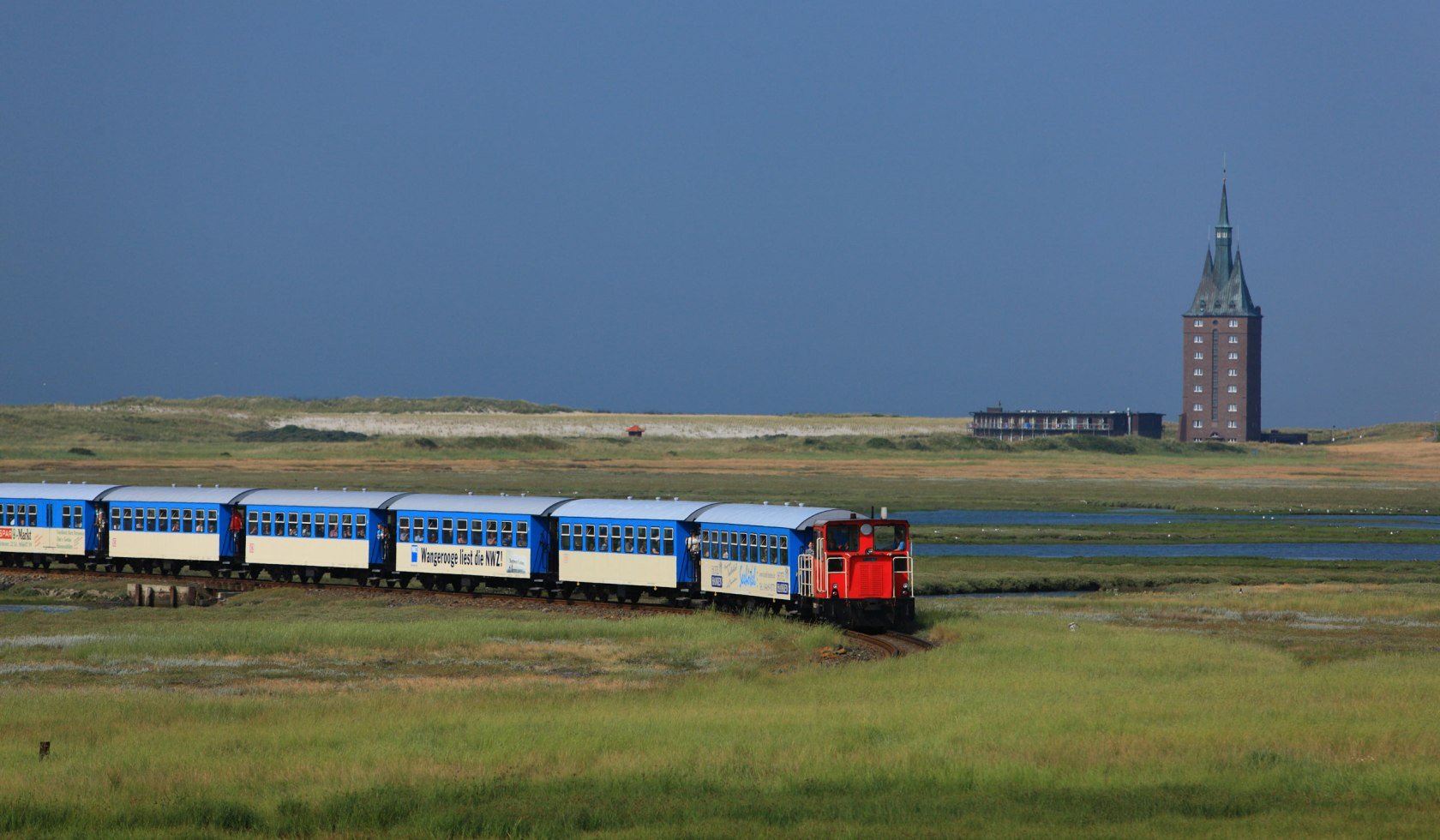 Inselbahn vom Fähranleger zum Wangerooger Bahnhof, © Kurverwaltung Wangerooge / Björn Hänsler