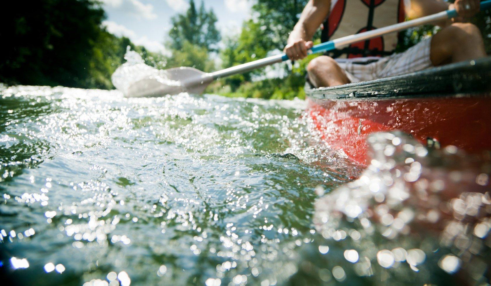 Junger Mann paddelt auf Fluss., © stock.adobe.com/nullplus