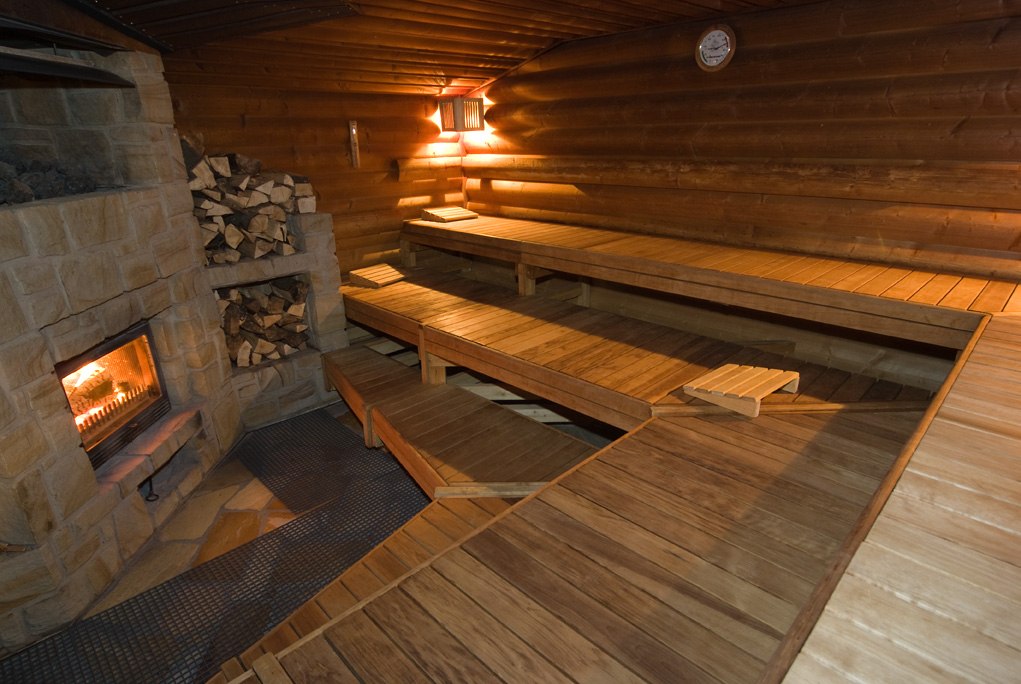 Blick in die Sauna mit warmer Atmosphäre, © Göttinger Sport und Freizeit GmbH & Co. KG / GoeSF