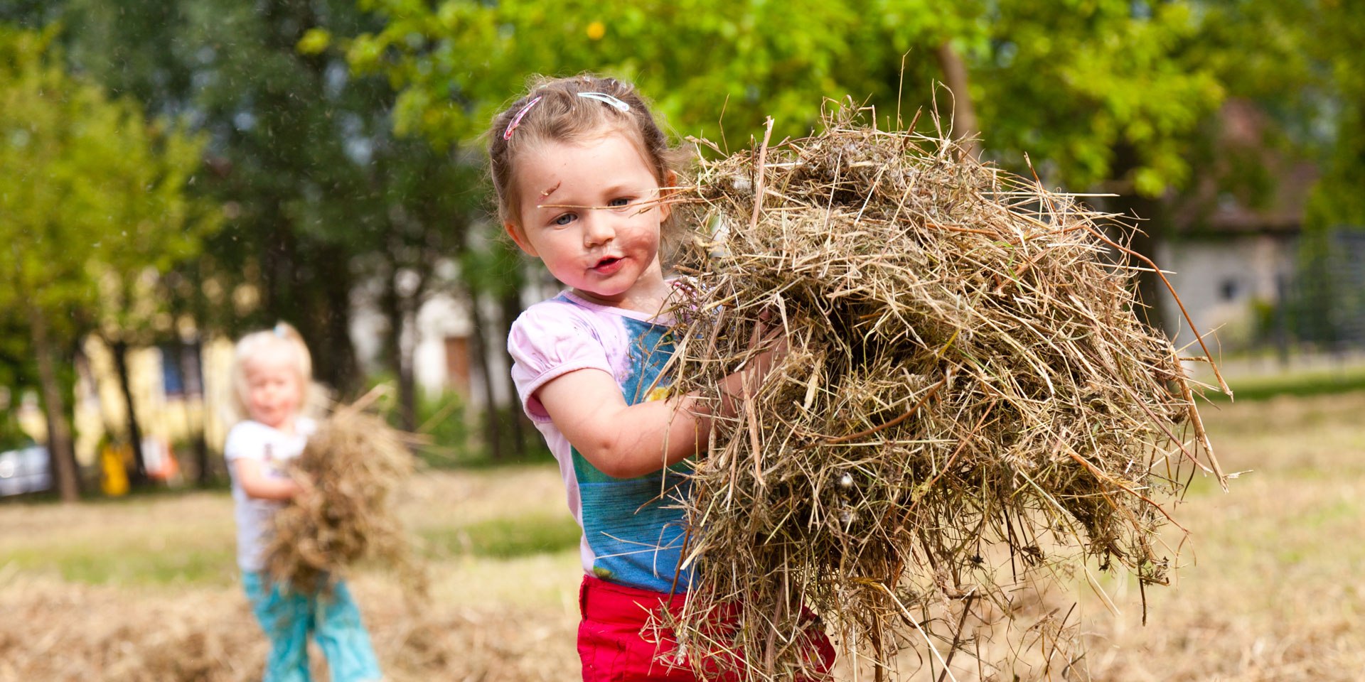 Kleines Mädchen mit Strohballen im Feld, © Fotolia/ Kristall