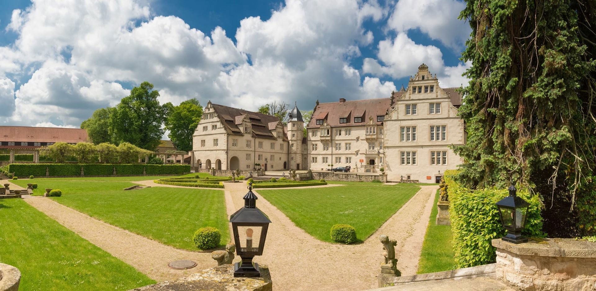 Außenansicht des Schlosses, © Schlosshotel Münchhausen