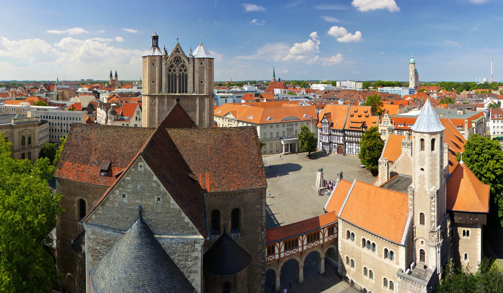 Blick vom Rathausturm auf den Burgplatz, © Braunschweig Stadtmarketing GmbH / Gerald Grote