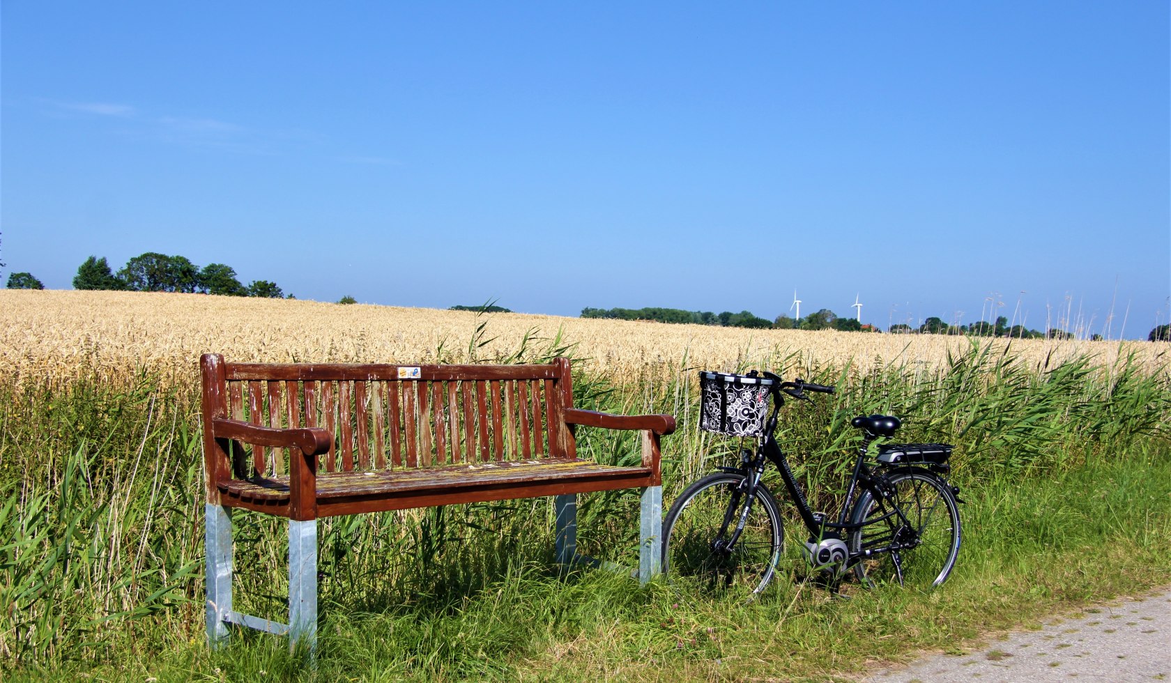 Baumelbank und Fahrrad auf der Radstrecke nach Dornumersiel, © Tourismus GmbH Gemeinde Dornum / Marlene Heyken