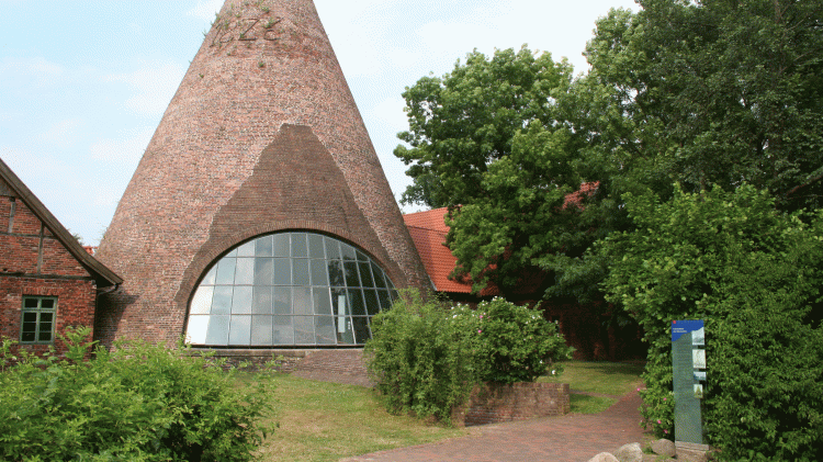 Die Glashütte Gernheim besteht aus Glas und Backsteinen., © Mittelweser-Touristik GmbH