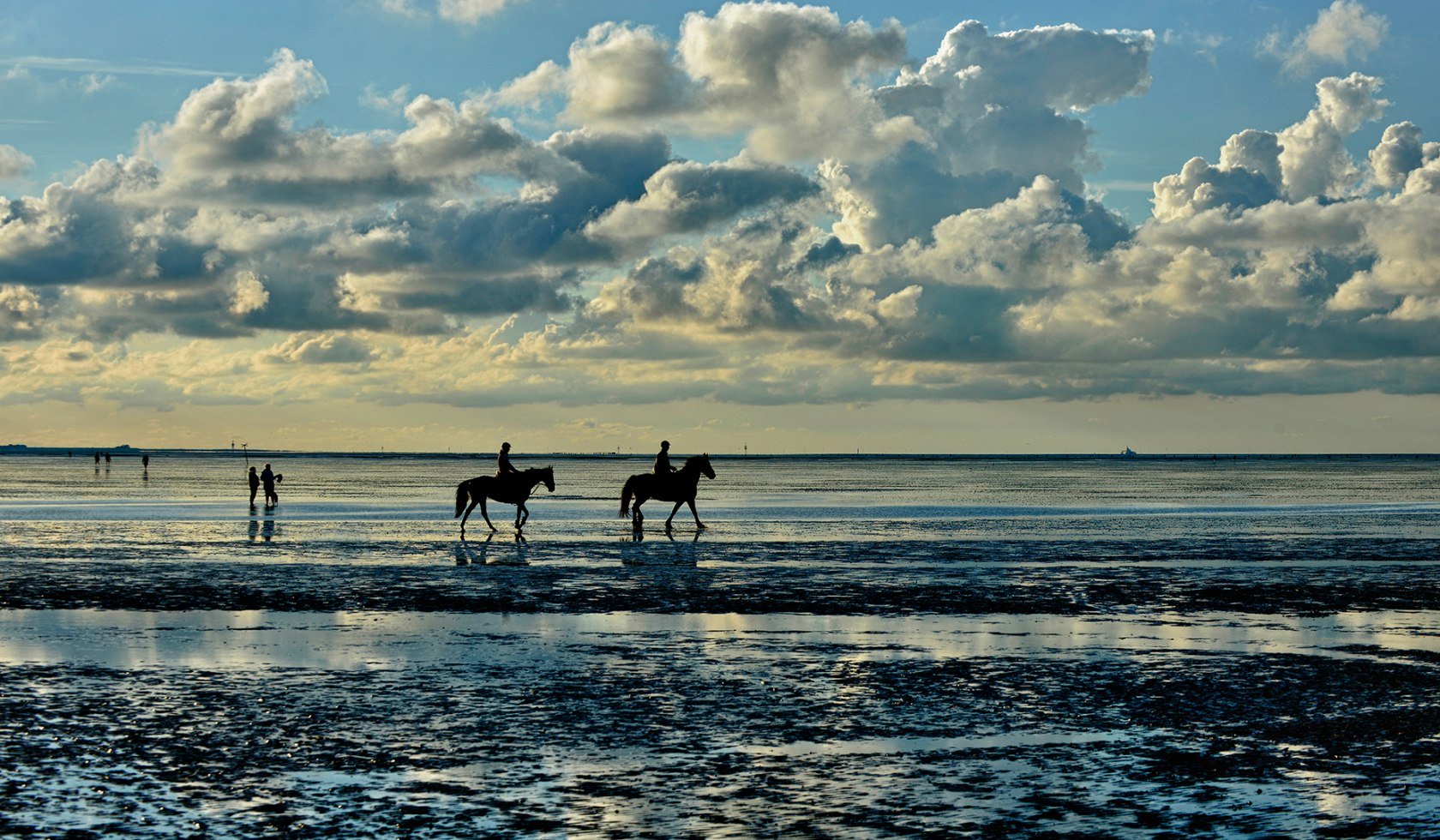 Zwei Reiter im Wattenmeer bei Cuxhaven.