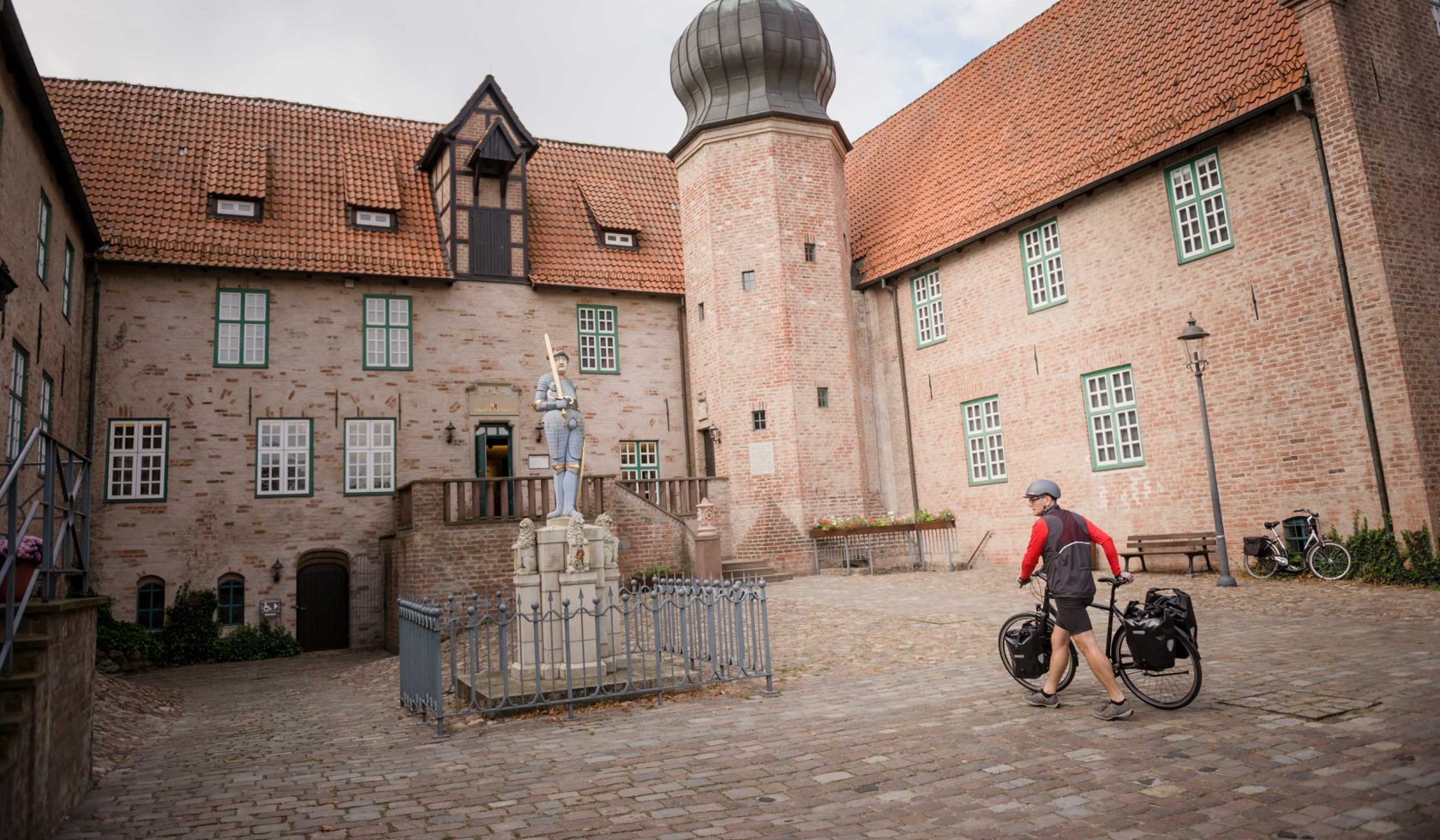Radfahrer an der Burg Bad Bederkesa, © Cuxland-Tourismus / Nele Martensen