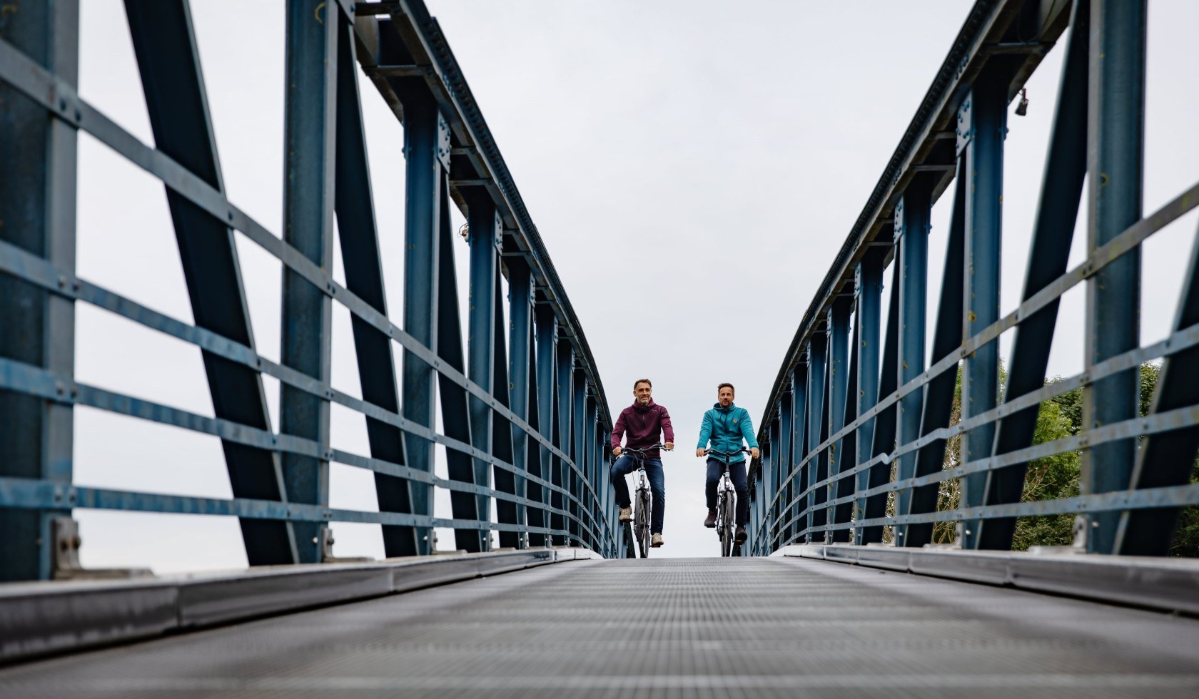 Radfahrer auf der schmalsten Autobrücke Europas in Detern, Ostfriesland, © TourismusMarketing Niedersachsen GmbH