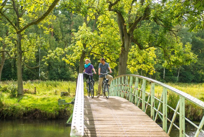 Radfahrer auf einer Brücke, © Lüneburger Heide GmbH/ Dominik Ketz