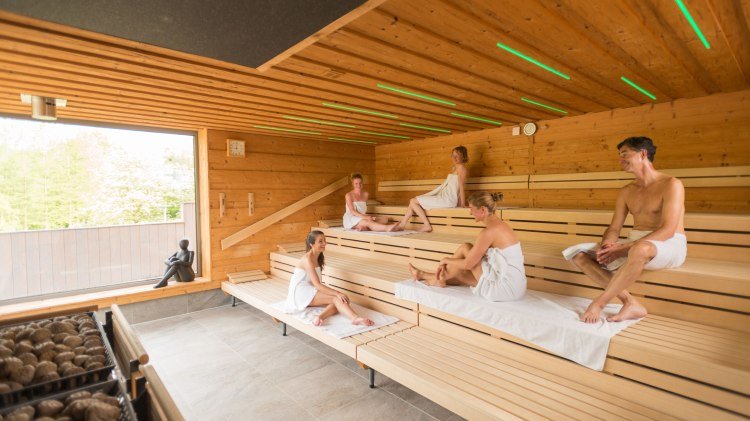 Fünf Gäste in der Sauna beim Unterhalten, © Lüneburger Heide GmbH / Dominik Ketz