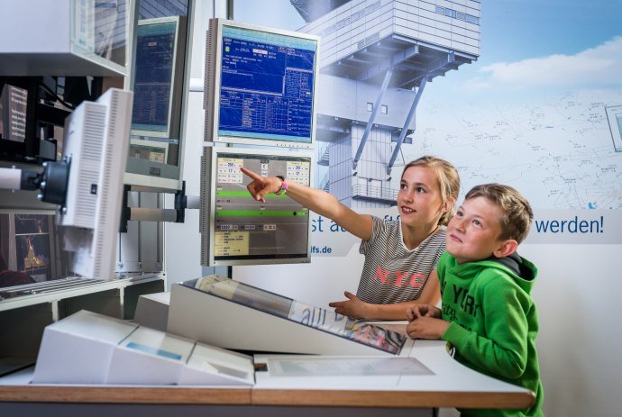 Kinder vor der Flugüberwachung in der Erlebniswelt Hannover Airport, © Hannover Airport / Marius Maasewerd
