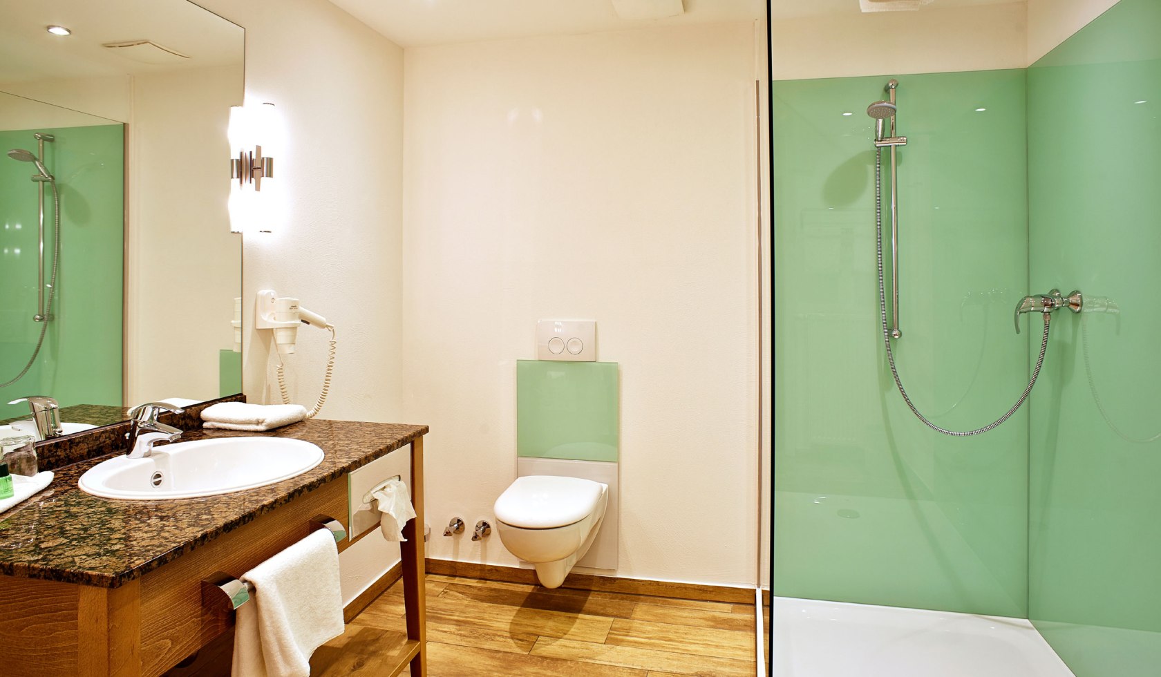 Modernes Badezimmer mit grünen Elementen im Mühl Vital Resort, © MH Hotelbetriebsgesellschaft mbH