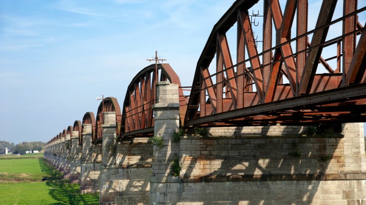 Die lange Dömitzer Eisenbahnbrücke beeindruckt mit ihrer Mischung aus Stein- und Stahlbausteinen., © MRH