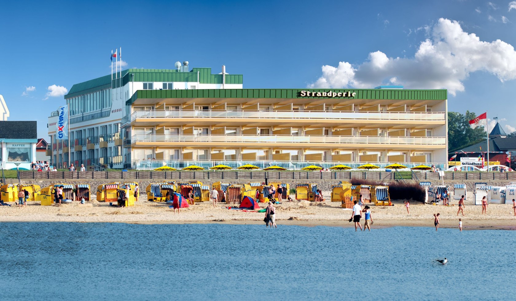 Außenansicht des Hotels Strandperle mit Strand im Vordergrund, © Hotel Strandperle / Voxel Design