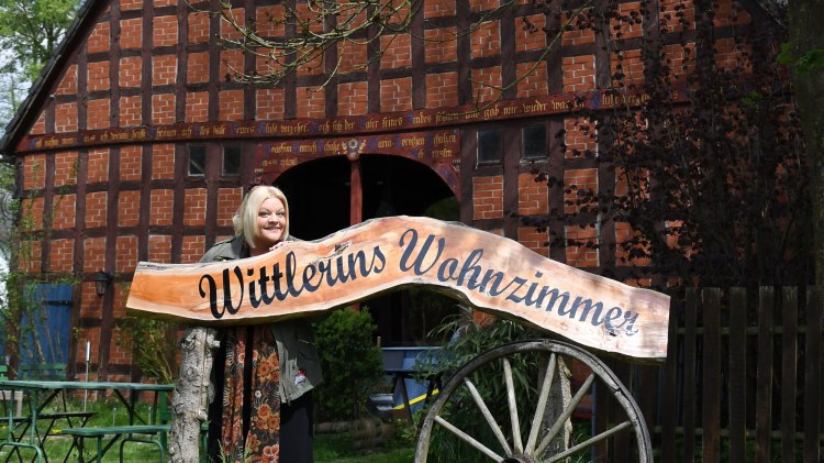 Außenansicht Wittlerins Wohnzimmer mit Tine Wittler im Vordergrund, © Marketingbüro Wendland.Elbe / Laura Selenz