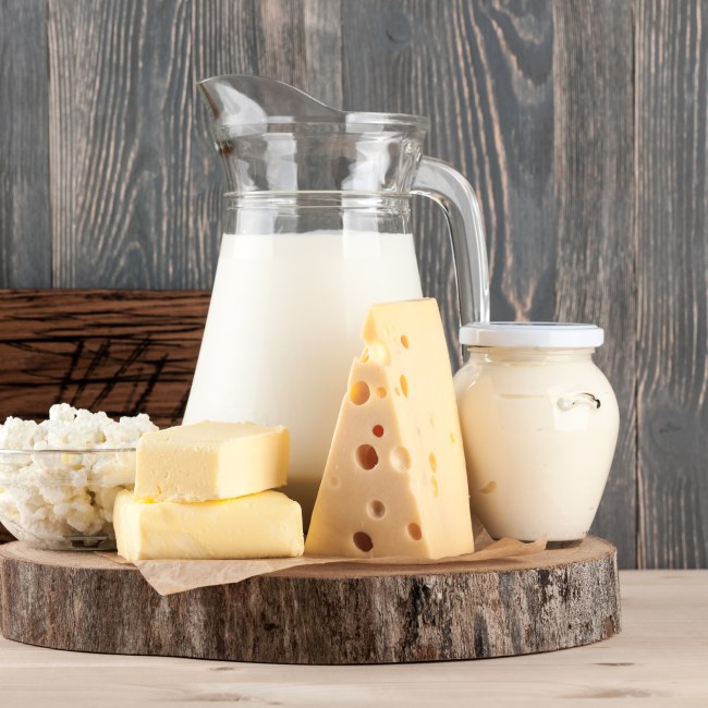 Milch und Käse auf einer Platte, © Fotolia / ffphoto