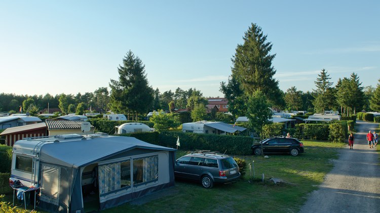 Blick auf den Campingplatz "Auf dem Simpel". Zu sehen ist ein Wohnmobil mit Vorzelt., © Campingplatz "Auf dem Simpel"
