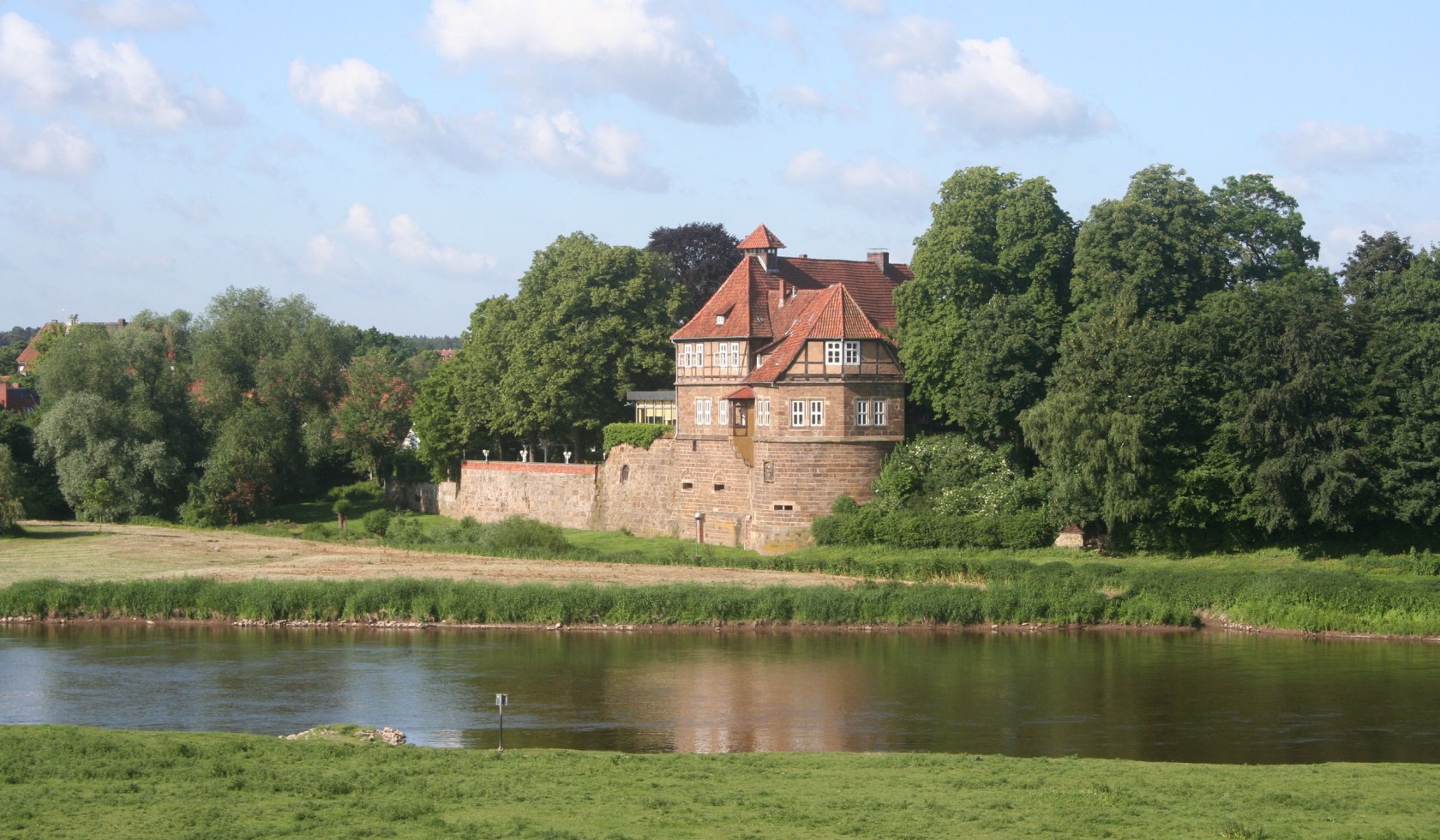 Das Weserenaissance Schloss in Petershagen hinter dem Fluss., © Mittelweser-Touristik GmbH