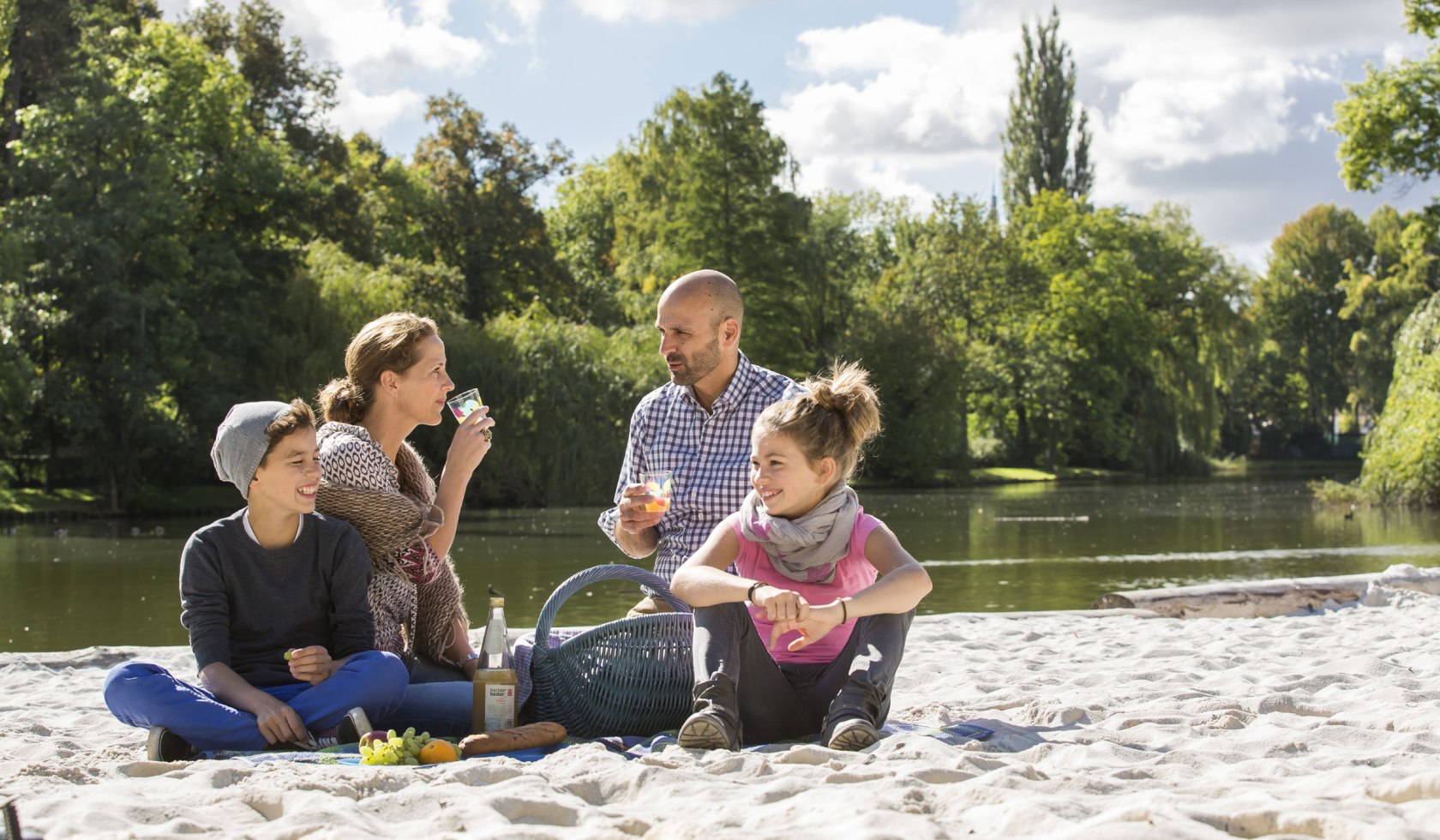 Eine Familie macht Picknick im Strandwolf Wolfenbüttel, © Stadt Wolfenbüttel/ Christian Bierwagen