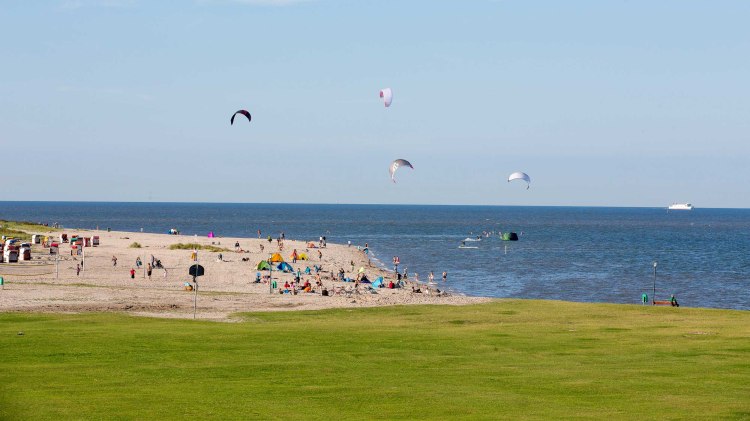 Strand von Wangerland Windsurfer im Wasser, © Friesland-Touristik Gemeinschaft / Martin Stöver