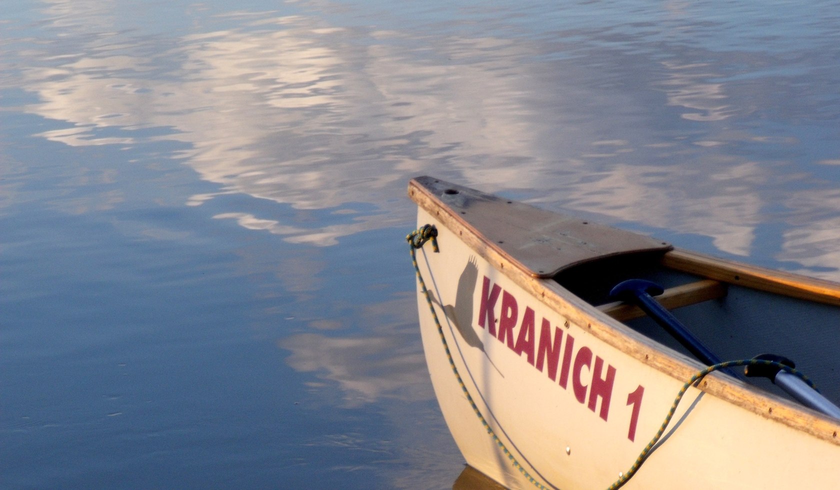 Kanu liegt im Wasser auf der Elbe, © TMN/Marketingbüro Wendland.Elbe