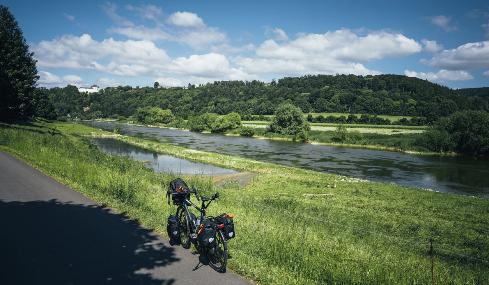Fahrrad steht auf dem Weser-Radweg , © Off The Path/ Sebastian Canaves