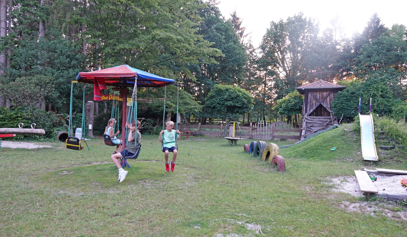 Röckers Kinderspielplatz, Kinder auf dem Karussell, © Emsland Touristik