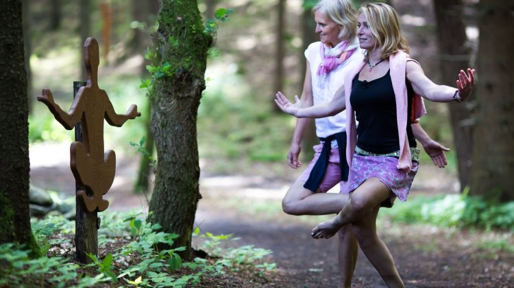 Zwei Frauen nehmen Yoga-Position im Yogawald ein, © Barfußpark Lüneburger Heide / Karsten Eichhorn