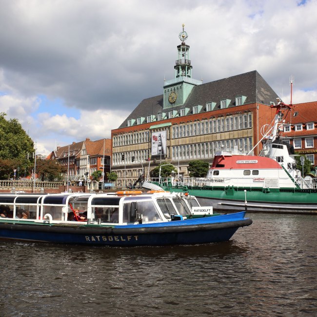 Delft mit Rathaus und Schiffen, © Emden Marketing und Tourismus GmbH/ Karl-Heinz Krämer