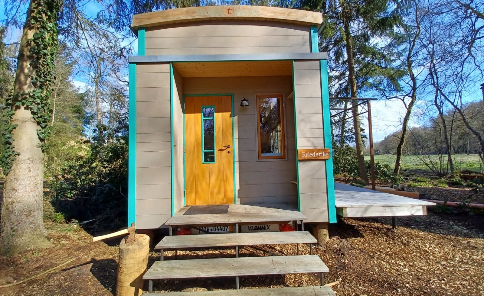 Blick auf die Tür von Tiny House Friedrike im Land of Green, © Land of Green / Anni Vieth