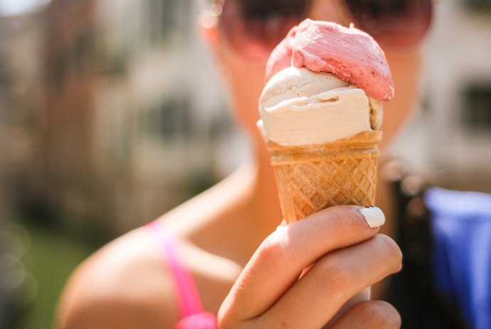 Frau isst ein leckeres Eis im Sommer., © Pixabay