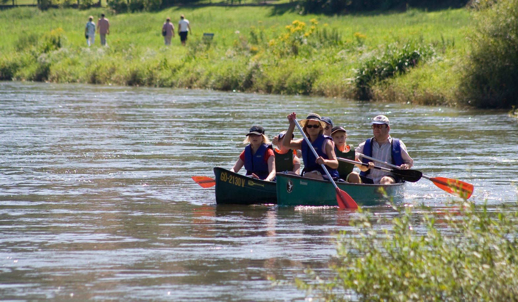 Kanuten fahren auf der Weser, im Hintergrund das Weserufer, © HMT