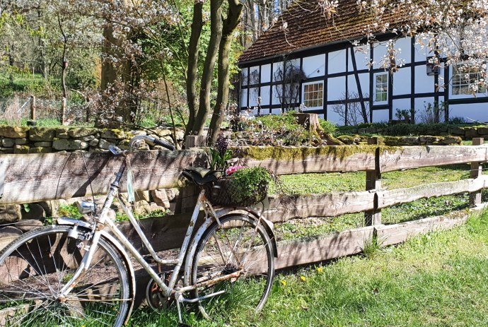Stemweder Berg in Stemshorn, Fahrrad lehnt an Zaun, © J. Weßling