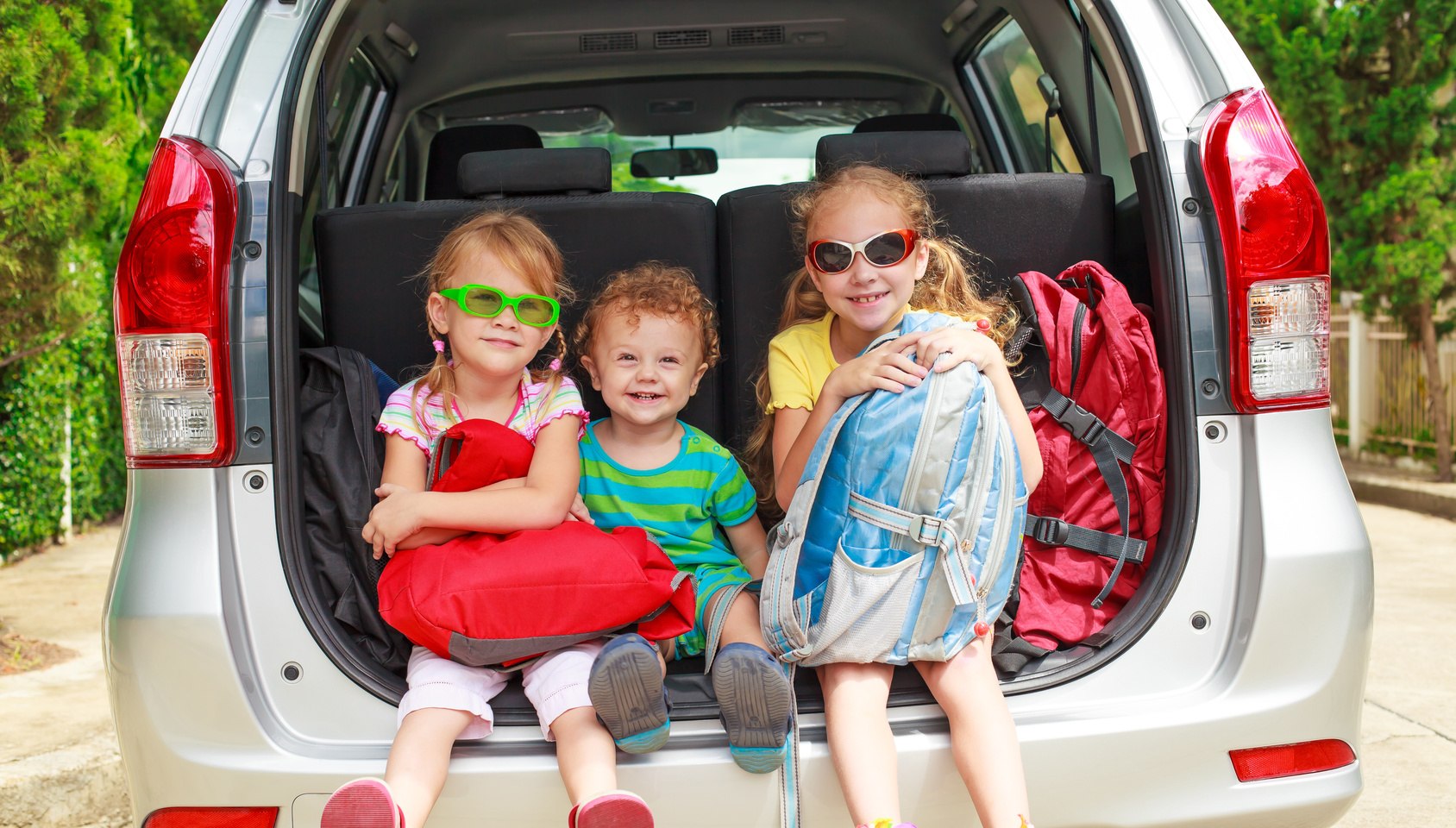Drei Kinder im Auto, © Fotolia / altanaka