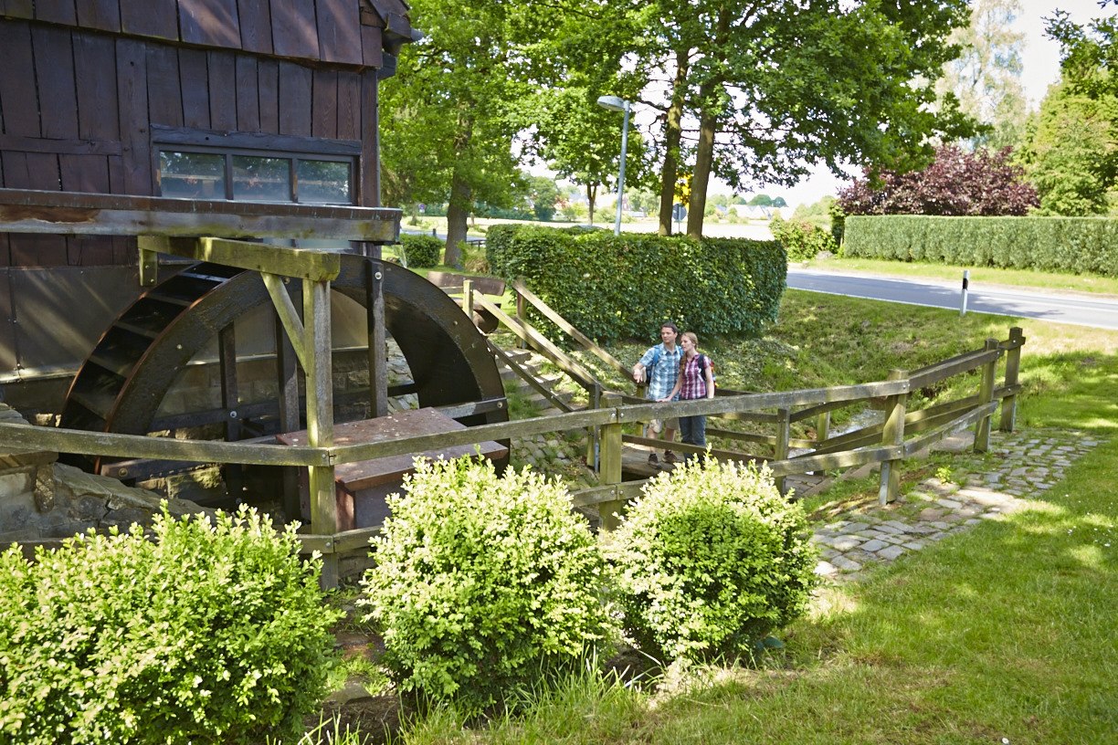 Wanderer vor Schoneveld's Mühle, © Grafschaft Bentheim Tourismus e.V./ Schubert