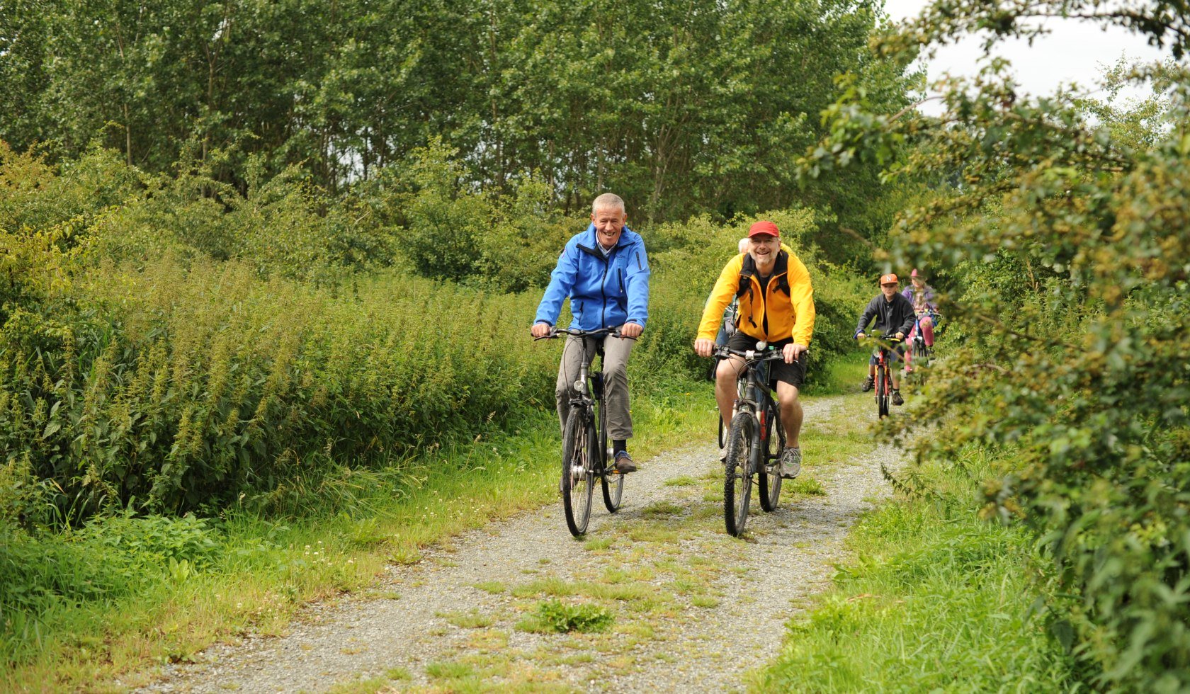 Eine Gruppe von Radfahrern fährt auf der Moorwald Tour Jade., © Tourismusgemeinschaft Wesermarsch / Meike Lücke
