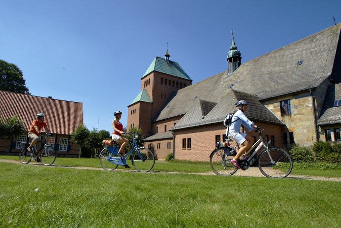 Radfahrer auf dem Stiftsgelände in Wietmarschen, © Grafschaft Bentheim Tourismus e.V./ Schubert