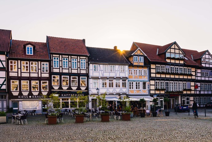 Erlebe die Fachwerkstadt Celle mit vielen Cafes und Restaurants im Sommer., © Marco Bredekamp